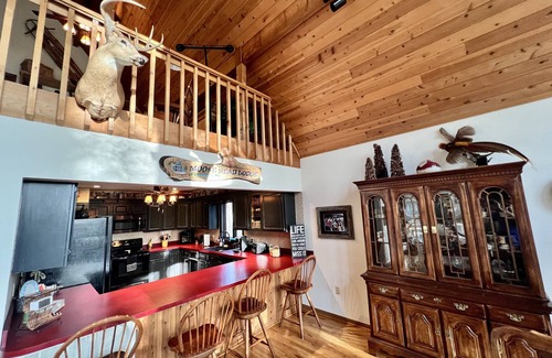 Newland Ski Chalet | Moose Head Lodge in Linville Land Harbor on Lake View