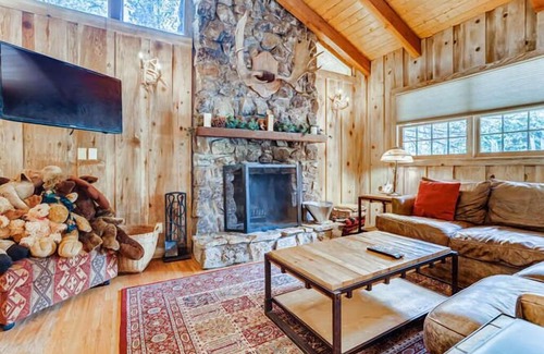 Weisshorn Cabin | Moose Hut Cabin: Dog Friendly, Shared Hot Tub!