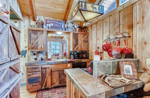 Weisshorn Cabin | Moose Hut Cabin: Dog Friendly, Shared Hot Tub!