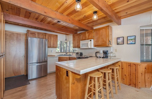 Arnold Cabin | Moose Lodge- Sleeps 12