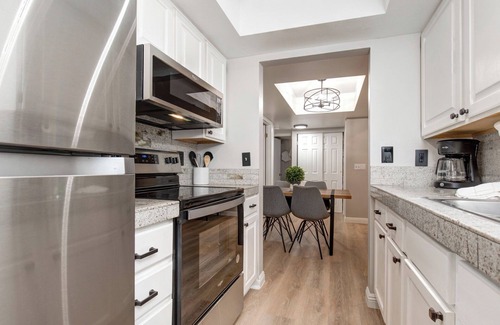 Kimball Junction Condo | Moose Mgmt at Powderwood 7B: King Bed-Hot Tub-Pet Friendly-BBQ & Picnic Area