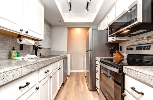 Kimball Junction Condo | Moose Mgmt at Powderwood 7B: King Bed-Hot Tub-Pet Friendly-BBQ & Picnic Area