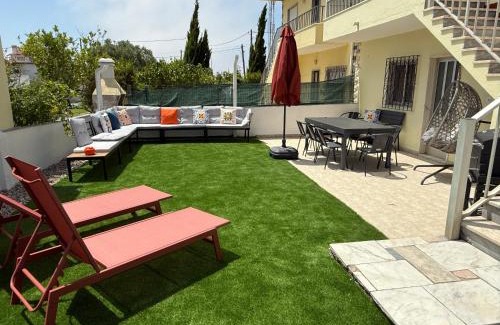 Charneca de Caparica e Sobreda House | Moradia Surf 4 Quartos com escada e Jardim