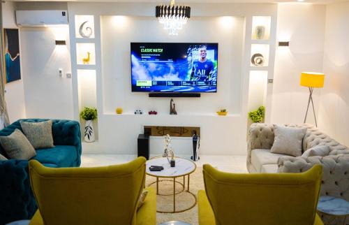 Abuja House | Morak Homes - Luxury 4 bed home with PS5, 24hrs electricity, Super fast Wifi, Snooker, Games room - in a secured estate