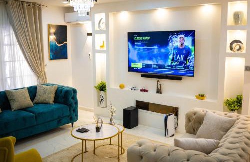 Abuja House | Morak Homes - Luxury 4 bed home with PS5, 24hrs electricity, Super fast Wifi, Snooker, Games room - in a secured estate