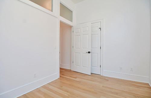 Downtown Apartment | Morden Suite with Kitchen, Sleeps 4 ,Near Brown and Hospitals