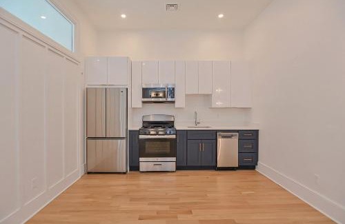 Downtown Apartment | Morden Suite with Kitchen, Sleeps 4 ,Near Brown and Hospitals