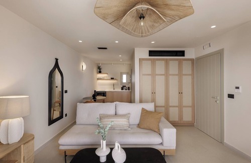 Firostefani Apartment | Morfes - Deluxe Suite with Hot Tub and Sea View by Caldera Houses