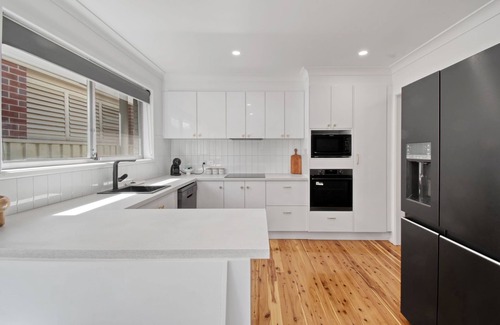 Wagga Wagga House | Morgan Abode - Walk to CBD, Modern Escape