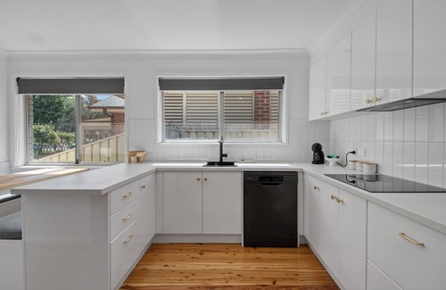 Wagga Wagga House | Morgan Abode - Walk to CBD, Modern Escape