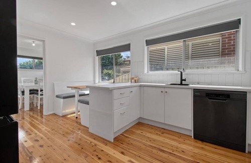Wagga Wagga House | Morgan Abode - Walk to CBD, Modern Escape