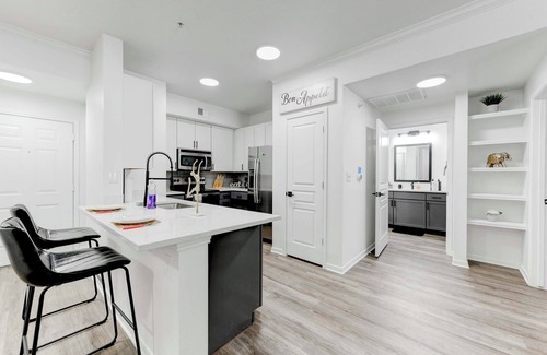 Financial District Apartment | Mosaic 2Br/2Ba Apt in DTAT