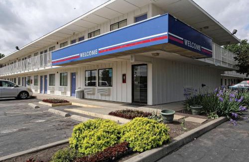 Amherst Hotel | Motel 6-Amherst, OH - Cleveland West - Lorain