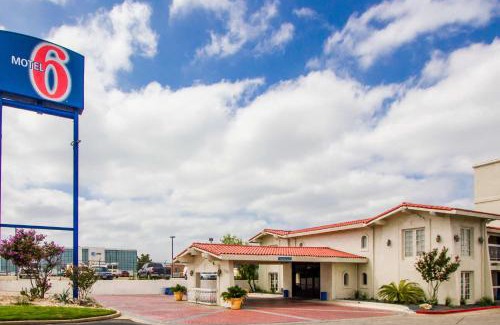 St. Johns Hotel | Motel 6-Austin, TX - Midtown