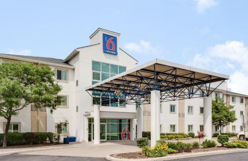 Steeles Industrial Hotel | Motel 6-Brampton, ON - Toronto