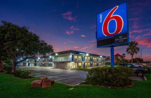 College Station Hotel | Motel 6-College Station, TX - Bryan