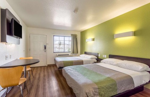 Biggs Field Hotel | Motel 6 El Paso East