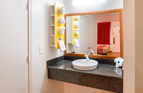 Grand Prairie Hotel | Motel 6 Grand Prairie, TX - Near Six Flags Drive