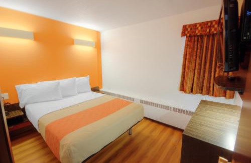 South Lethbridge Hotel | Motel 6-Lethbridge, AB