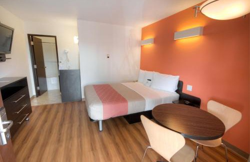 South Lethbridge Hotel | Motel 6-Lethbridge, AB