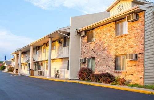 Millard Hotel | Motel 6 Omaha