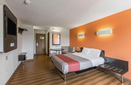 Millard Hotel | Motel 6 Omaha