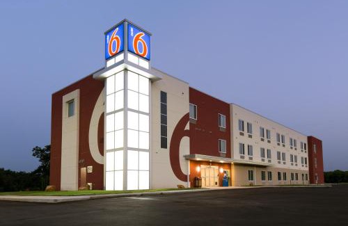 Poplar Bluff Hotel | Motel 6 Poplar Bluff, MO