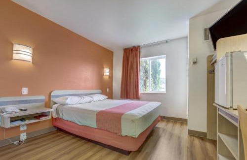 Roseburg Hotel | Motel 6-Roseburg, OR