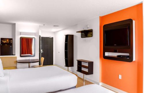 Swift Current Hotel | Motel 6-Swift Current, SK