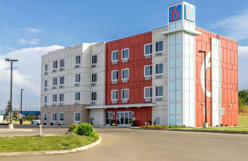 Swift Current Hotel | Motel 6-Swift Current, SK