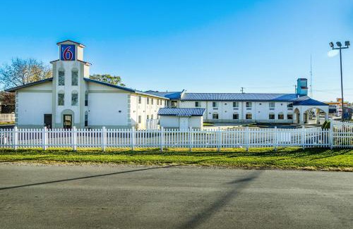 Urbana Hotel | Motel 6-Urbana, IL