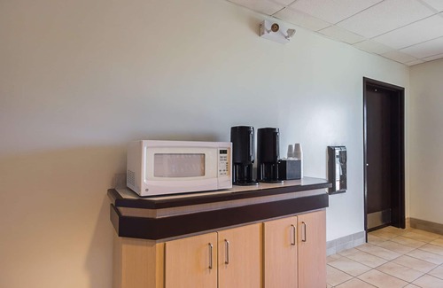 Whitby Hotel | Motel 6 Whitby, ON - Toronto East