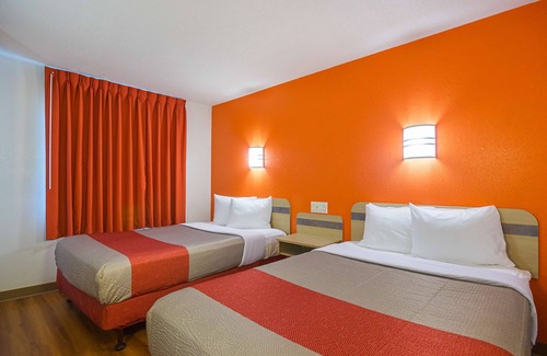 Whitby Hotel | Motel 6 Whitby, ON - Toronto East
