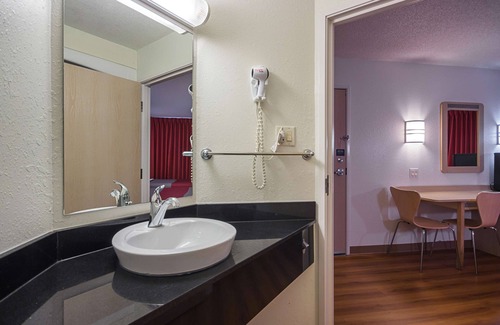 Whitby Hotel | Motel 6 Whitby, ON - Toronto East