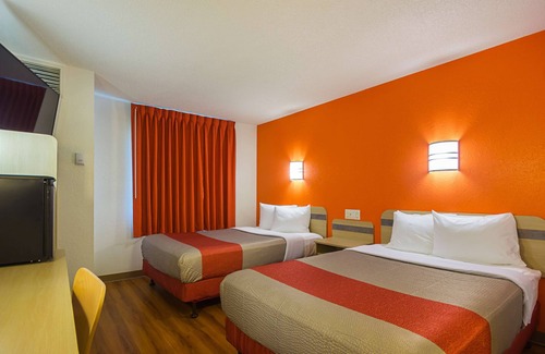 Whitby Hotel | Motel 6 Whitby, ON - Toronto East
