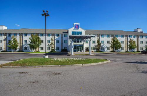 Whitby Hotel | Motel 6-Whitby, ON - Toronto East