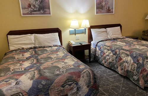 Dublin Hotel | Motel with hot tub and surrounded with greenery and hills.