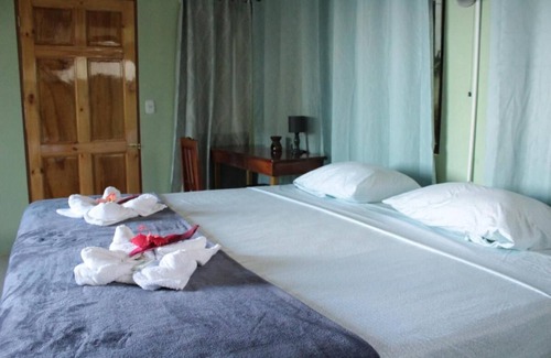 Drake Bay House | Motmot, triple confort room with air conditioning and sea view