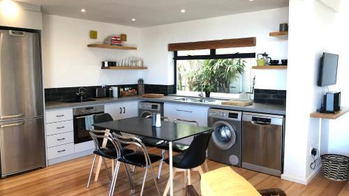 Cape Town City Centre House | Mountain and Harbour Views - Grand Vue Cottage