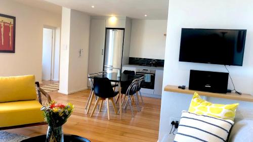 Cape Town City Centre House | Mountain and Harbour Views - Grand Vue Cottage