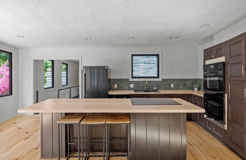 Moscow House | Mountain and Lake Views - Private Sauna - Game Room - Private Deck
