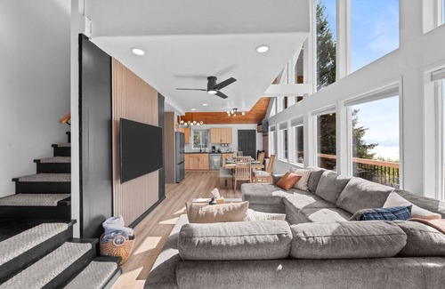 Homer House | Mountain|Bay|Spit Views + Hot Tub & Yurt Retreat