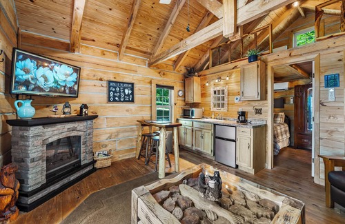 Fort Payne Cabin | Mountain brow get away! Private and quiet, perfect for a romantic get a way!