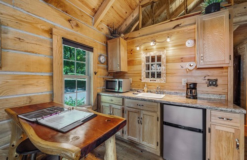 Fort Payne Cabin | Mountain brow get away! Private and quiet, perfect for a romantic get a way!