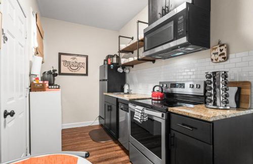 Hot Springs House | Mountain Bungalow-Walk to Downtown/Biker's Dream!