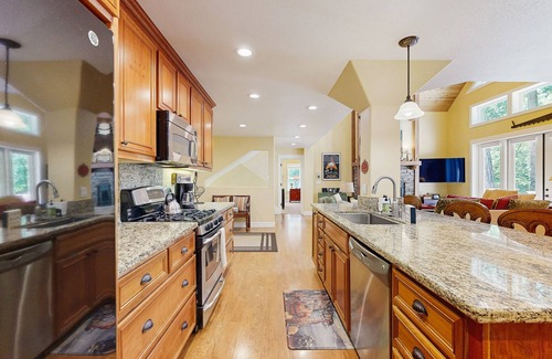 Arnold Cabin | Mountain cabin with fireplace, rec center access & game room - near downtown