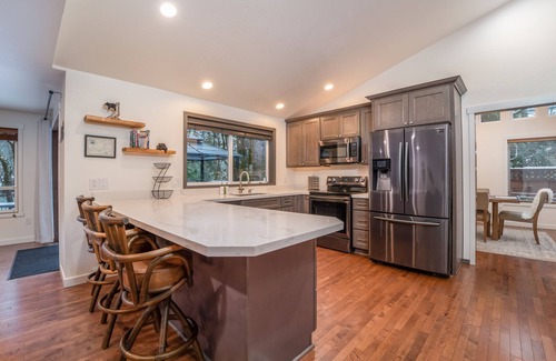 Skykomish Ski Chalet | Mountain Chalet*Riverfront*Hottub*StevensPass