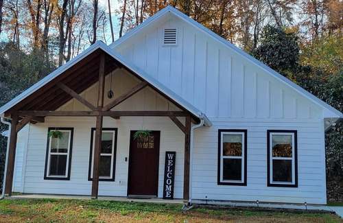 Ellijay Cottage | Mountain Country Cottage three minutes from downtown rustic Ellijay.