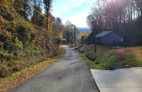Ellijay Cottage | Mountain Country Cottage three minutes from downtown rustic Ellijay.