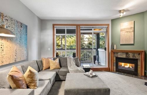 Village North House | Mountain Escape w/Amazing Views | 2 bdr/2bath | free parking | Perfect Location